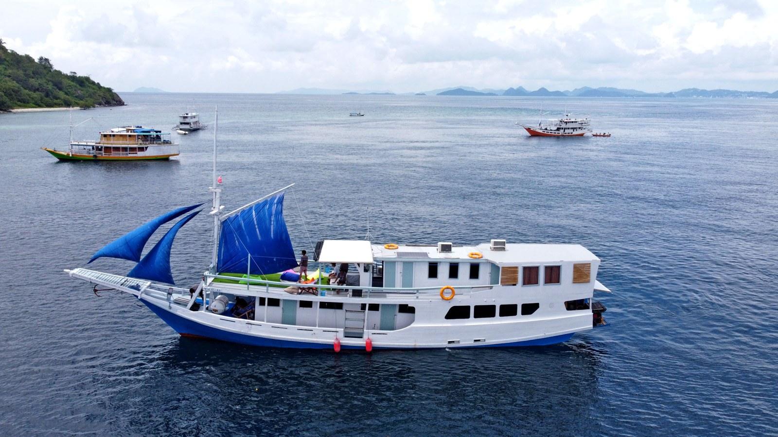 Princess Lala Phinisi – Walk through Princess Lala Phinisi, from the stern table to the bow sundeck
