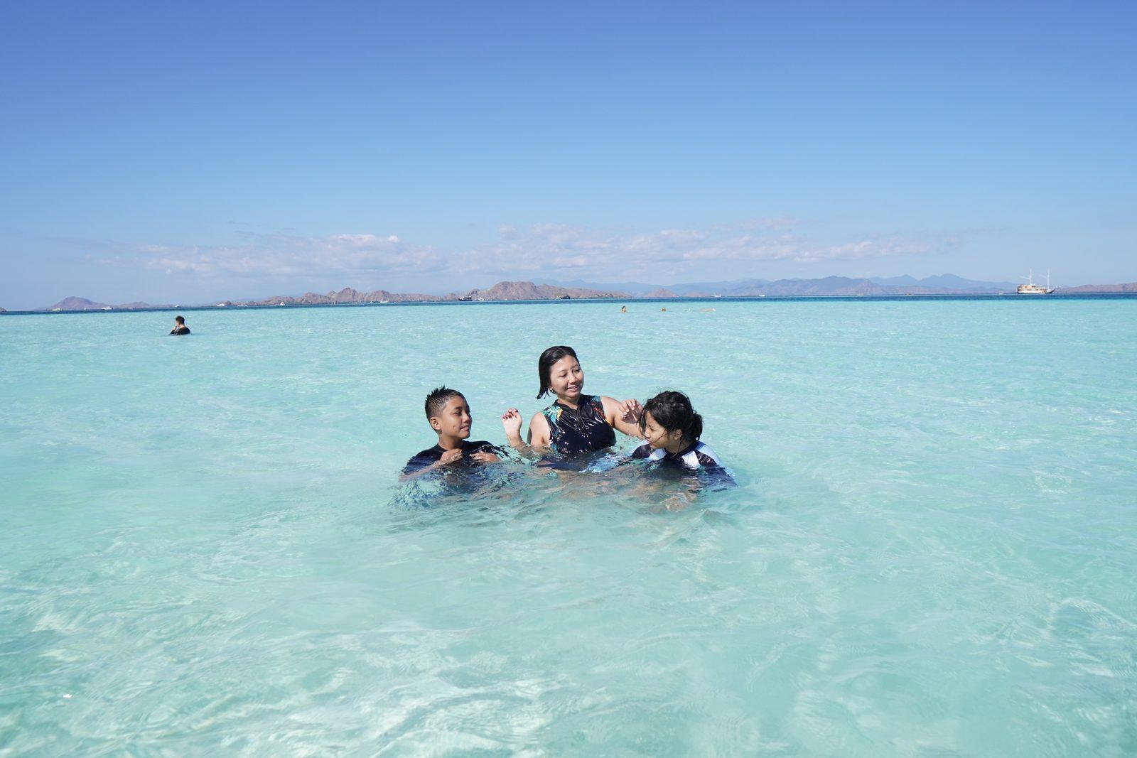 Taka Makassar – group swimming on white sandbar (Real photo from a Komodo Explorer trip)