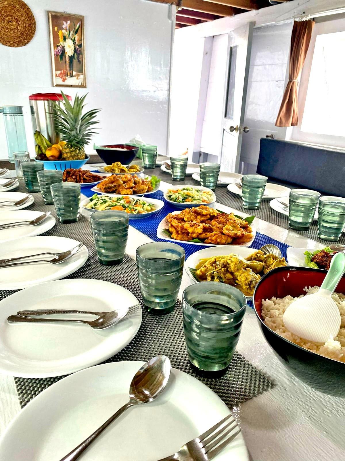 The long table – Princess Lala Phinisi